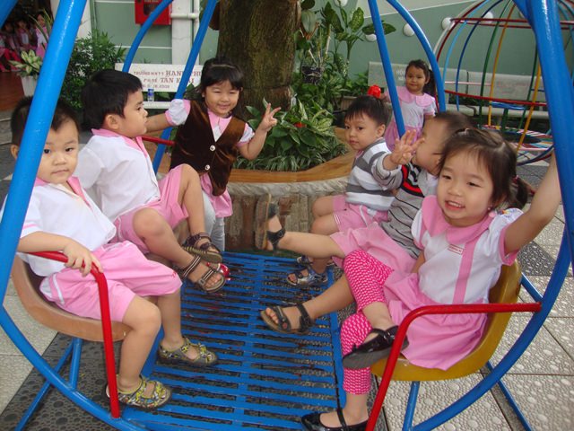 Cách để bé tự tin trước đông người